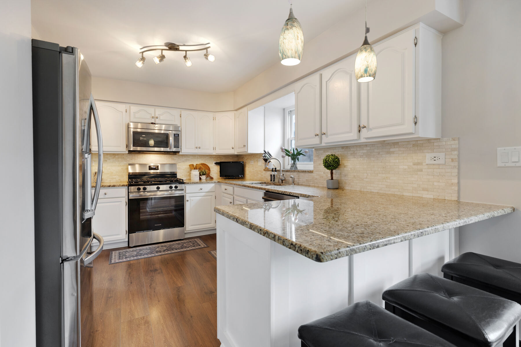 Kitchen with breakfast bar